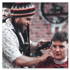 Barbier formt Bartkonturen mit Messer