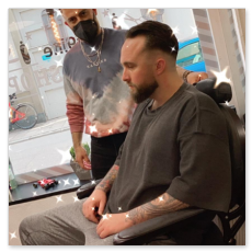 Kunde im Barbershop bei Haare-und-Bart-Behandlung