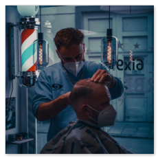Frischer Fade Haarschnitt bei einem Herren