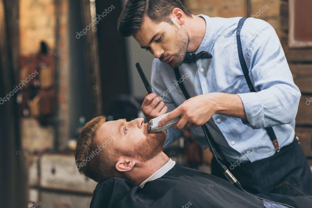 Kunde mit frischem Fade-Haarschnitt und gepflegtem Bart