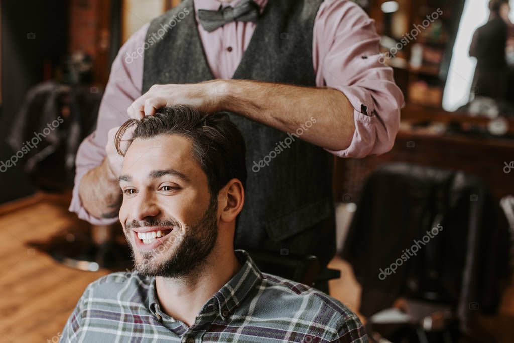 Barbier schneidet einem Kunden die Haare