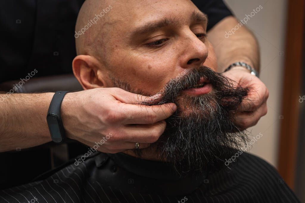 Innenansicht eines modernen Barbershops mit Stuhl und Spiegel