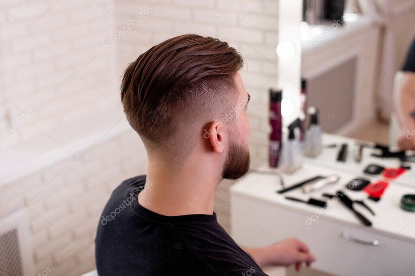 Herrenhaarschnitt mit sauberen Fade im Barbershop