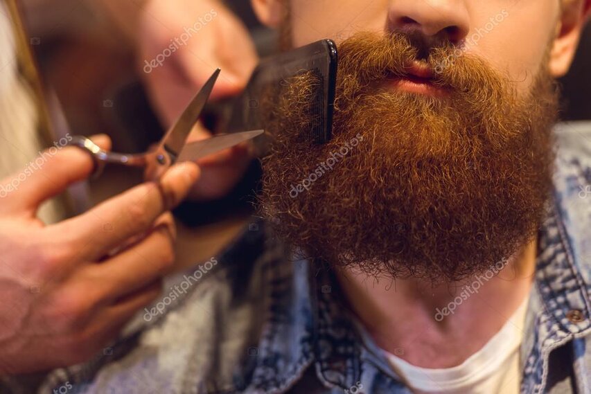 Fertiges Bartstyling vor dem Spiegel im Barbershop
