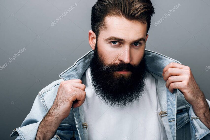 Zufriedener Kunde mit komplett neuem Style im Barbershop